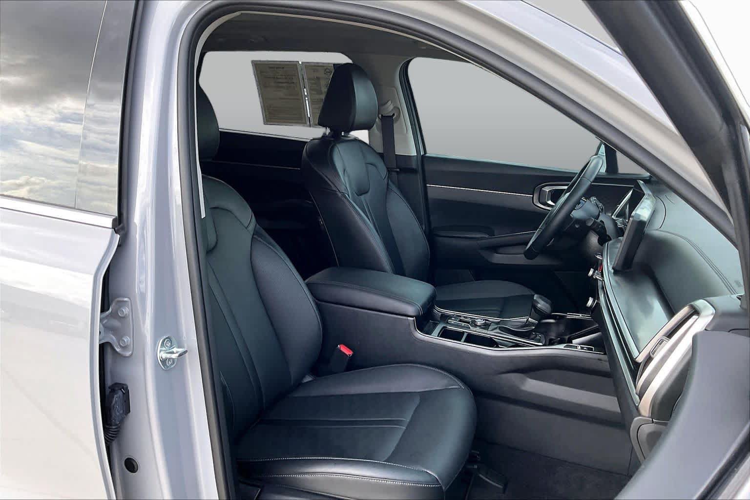 Used 2025 Kia Sorento S w/ Panoramic Sunroof Package FWD image 9