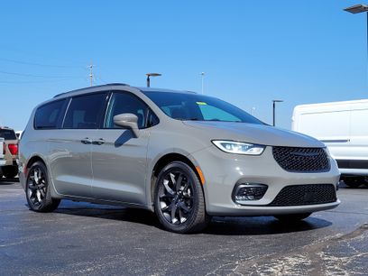 Used 2021 Chrysler Pacifica Touring w/ S Appearance Package
