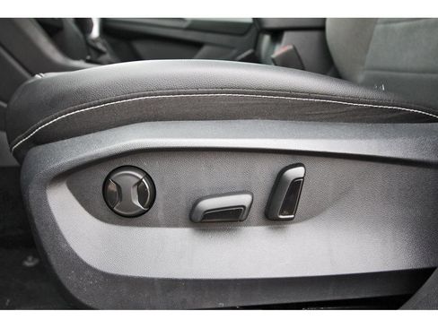 Used 2023 Volkswagen Taos SE w/ Panoramic Sunroof Package FWD image 25