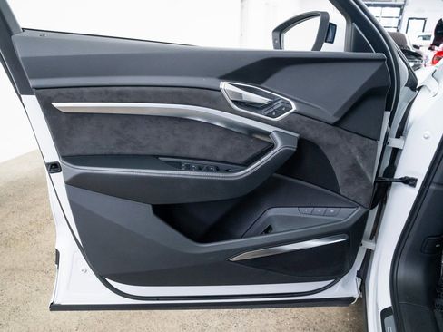 Used 2019 Audi e-tron Prestige w/ Prestige Package image 17