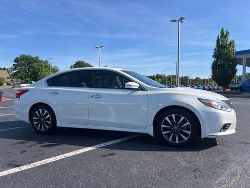 Used 2016 Nissan Altima 2.5 SV w/ Convenience Package FWD image 3