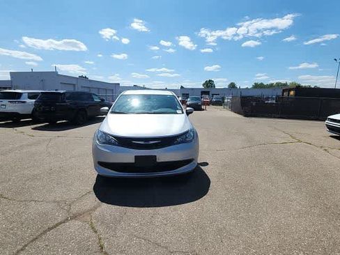 Certified 2023 Chrysler Voyager LX FWD image 3