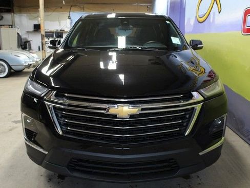 Used 2023 Chevrolet Traverse LT FWD image 2