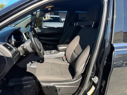 Used 2020 Jeep Grand Cherokee Laredo AWD/4WD image 14