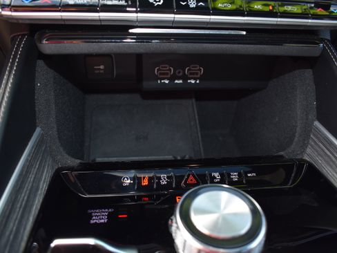 Used 2024 Jeep Wagoneer L Series II w/ Premium Group I image 22