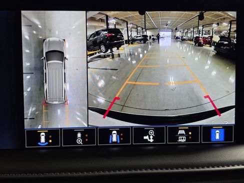 Used 2023 Chevrolet Tahoe Z71 w/ Luxury Package image 29