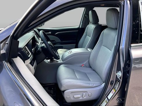 Used 2017 Toyota Highlander Limited Platinum w/ Carpet Mat Package AWD/4WD image 9