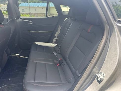 Used 2025 Chevrolet Trax RS w/ Sunroof Package FWD image 21