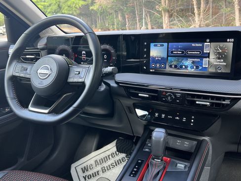 Certified 2025 Nissan Kicks SR FWD image 3