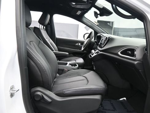 Used 2026 Chrysler Voyager LX image 42