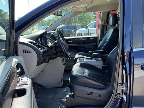 Used 2014 Chrysler Town & Country Touring image 12