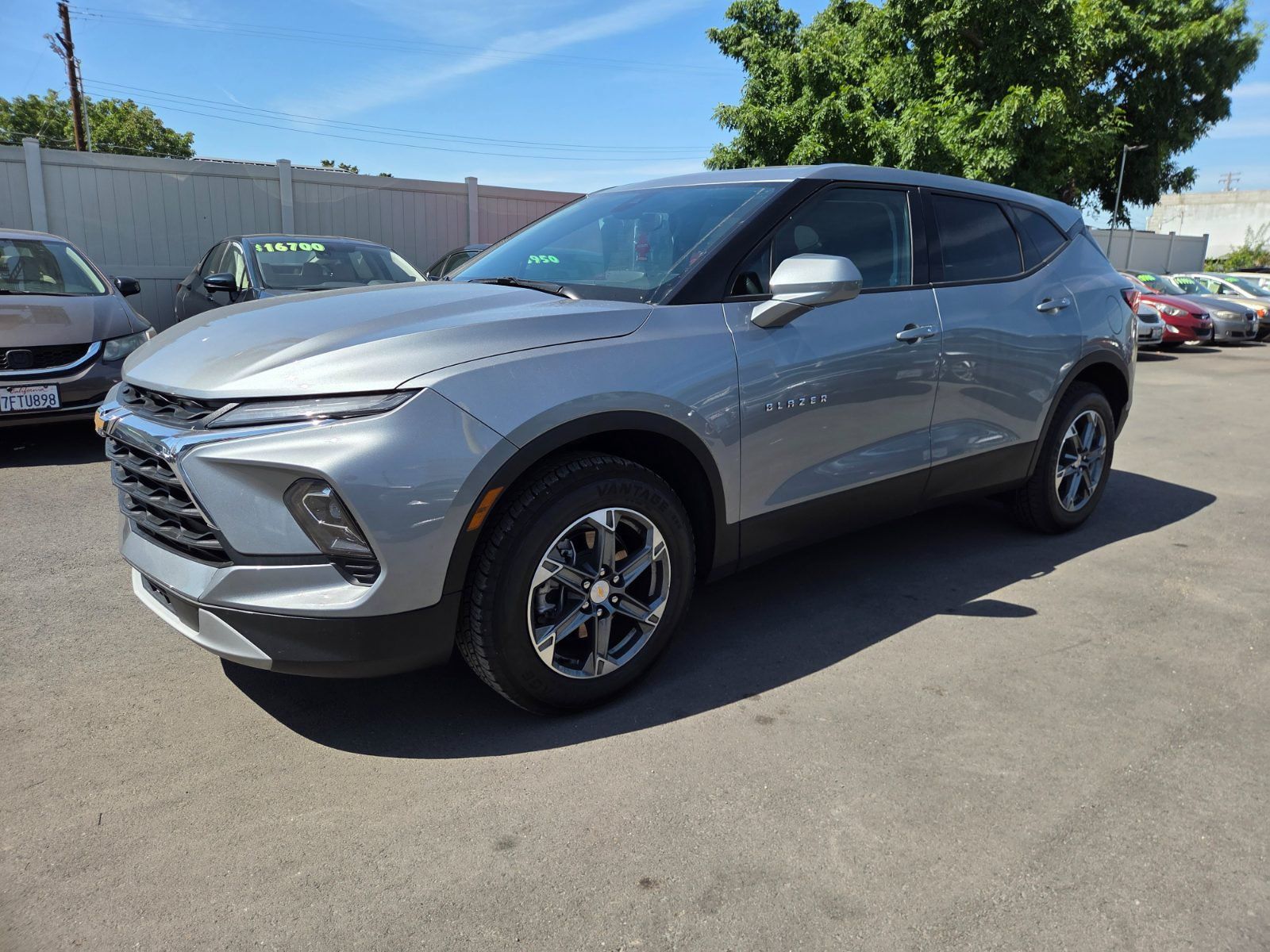 Used 2025 Chevrolet Blazer LT FWD image 1