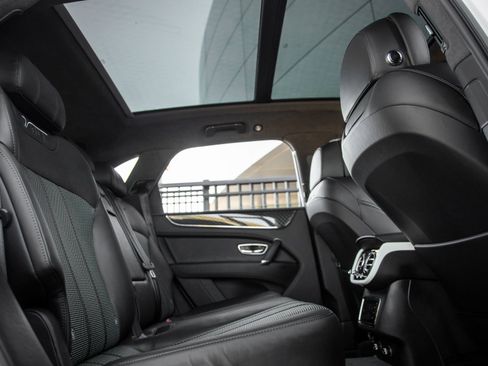 Used 2020 Bentley Bentayga V8 image 45