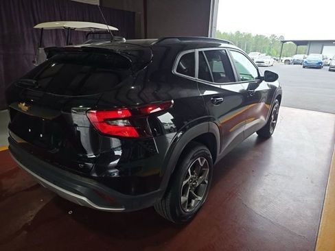 Used 2025 Chevrolet Trax LT w/ LT Convenience Package FWD image 3