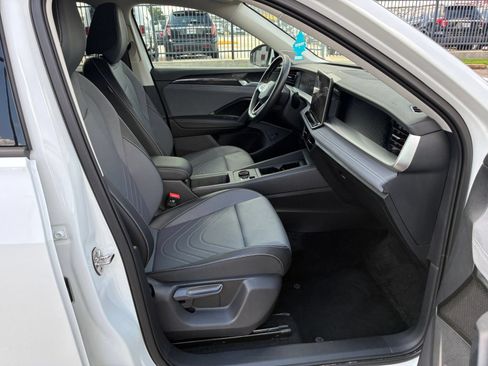 Used 2026 Volkswagen Tiguan SE FWD image 33