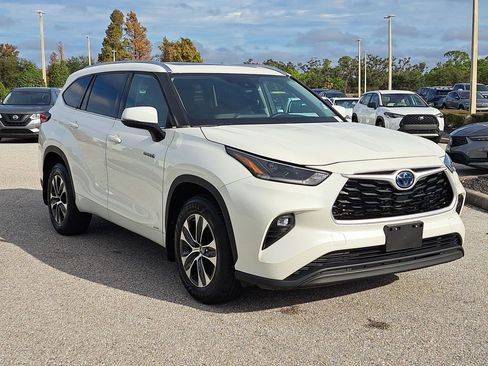 Certified 2021 Toyota Highlander XLE image 2