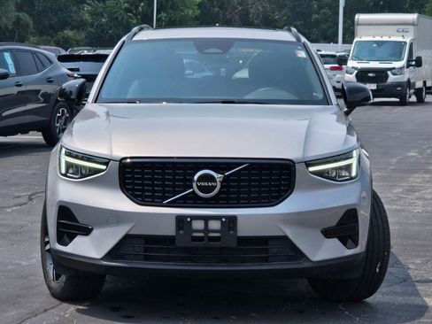 Used 2024 Volvo XC40 B5 Core image 3