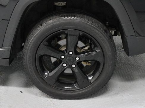 Used 2023 Jeep Grand Cherokee Limited w/ Black Appearance Package AWD/4WD image 18