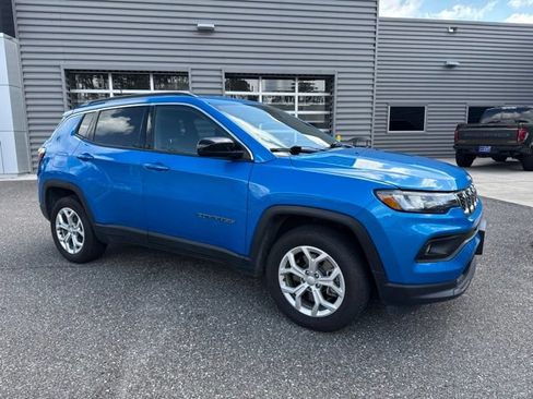 Used 2024 Jeep Compass Latitude AWD/4WD image 2