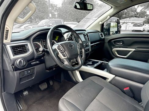 Used 2019 Nissan Titan SV w/ SV Convenience Package image 9