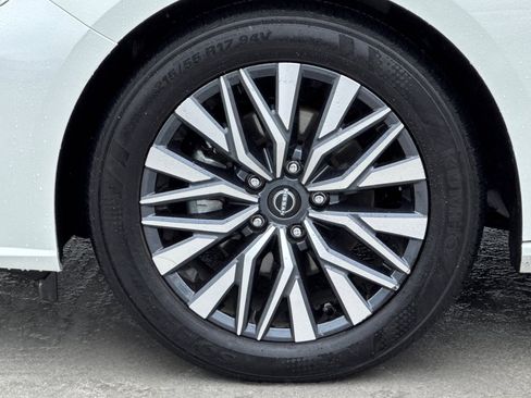 Used 2025 Nissan Altima 2.5 SV image 10