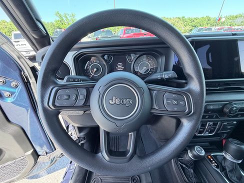 Used 2025 Jeep Gladiator Sport AWD/4WD image 12