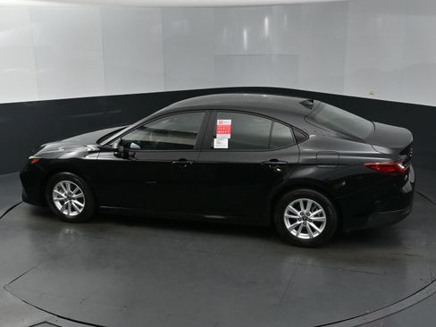 Used 2025 Toyota Camry LE image 29