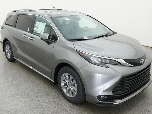 New 2026 Toyota Sienna XLE image 13
