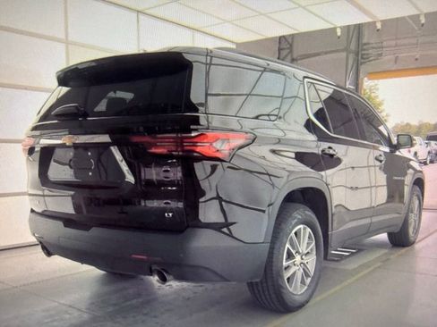 Used 2023 Chevrolet Traverse LT FWD image 2