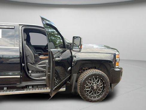 Used 2019 Chevrolet Silverado 2500 High Country w/ Duramax Plus Package AWD/4WD image 25