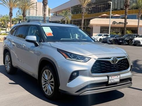 Used 2022 Toyota Highlander Platinum FWD image 2