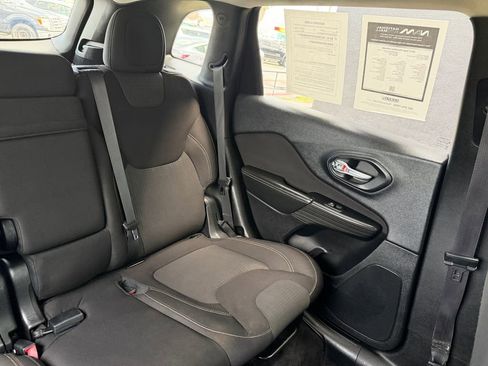 Used 2017 Jeep Cherokee Latitude FWD image 27