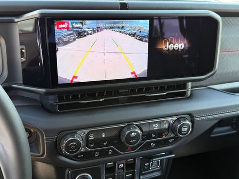 Used 2025 Jeep Wrangler Unlimited Rubicon AWD/4WD image 17