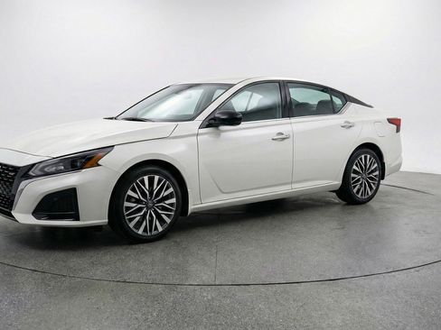 Used 2025 Nissan Altima 2.5 SV FWD image 3
