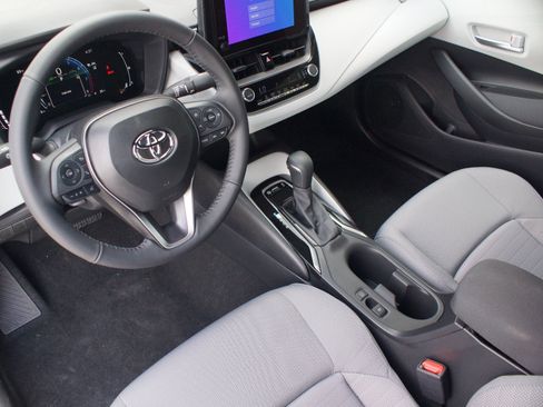 Used 2026 Toyota Corolla SE FWD image 2