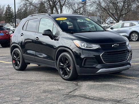 Used 2020 Chevrolet Trax LT w/ Sun & Sound Package image 7