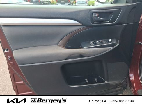Used 2019 Toyota Highlander LE AWD/4WD image 14