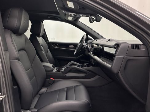Used 2025 Porsche Cayenne image 18