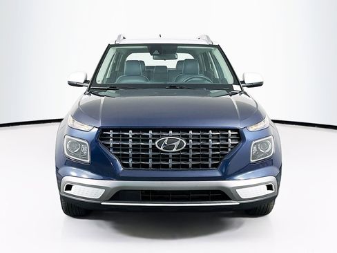 Used 2024 Hyundai Venue Limited image 2