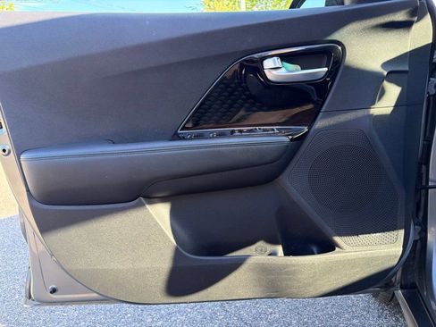 Certified 2022 Kia Niro EX Premium w/ Cold Weather Package FWD image 12