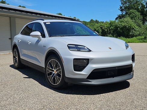 Certified 2025 Porsche Macan 4 Electric AWD/4WD image 9