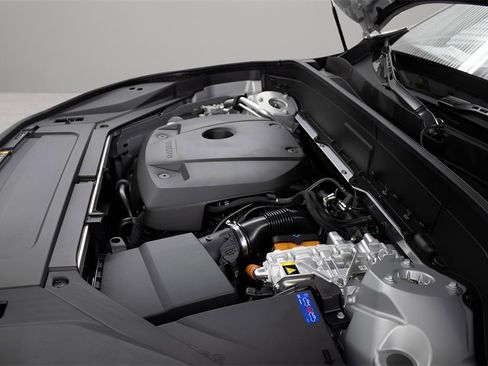 Certified 2025 Volvo XC90 T8 Plus w/ Protection Package Premier image 15