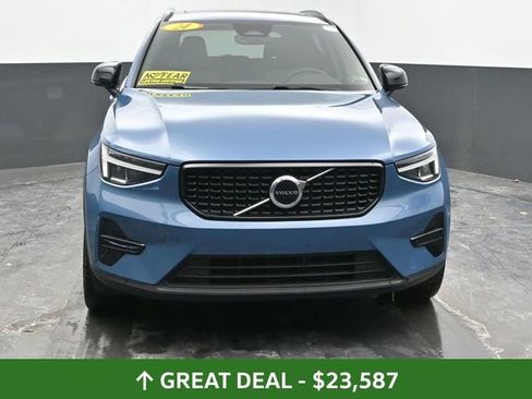 Used 2024 Volvo XC40 B5 Core image 3