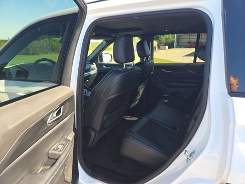 Used 2024 Jeep Grand Cherokee Altitude AWD/4WD image 8