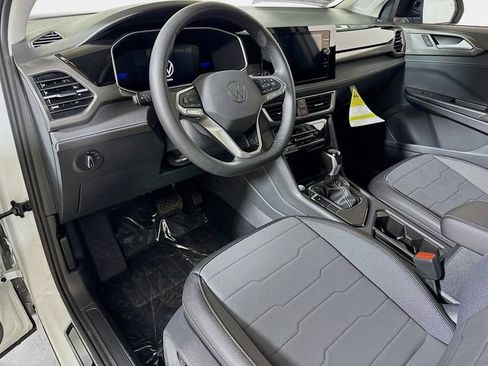 New 2026 Volkswagen Taos SE image 5