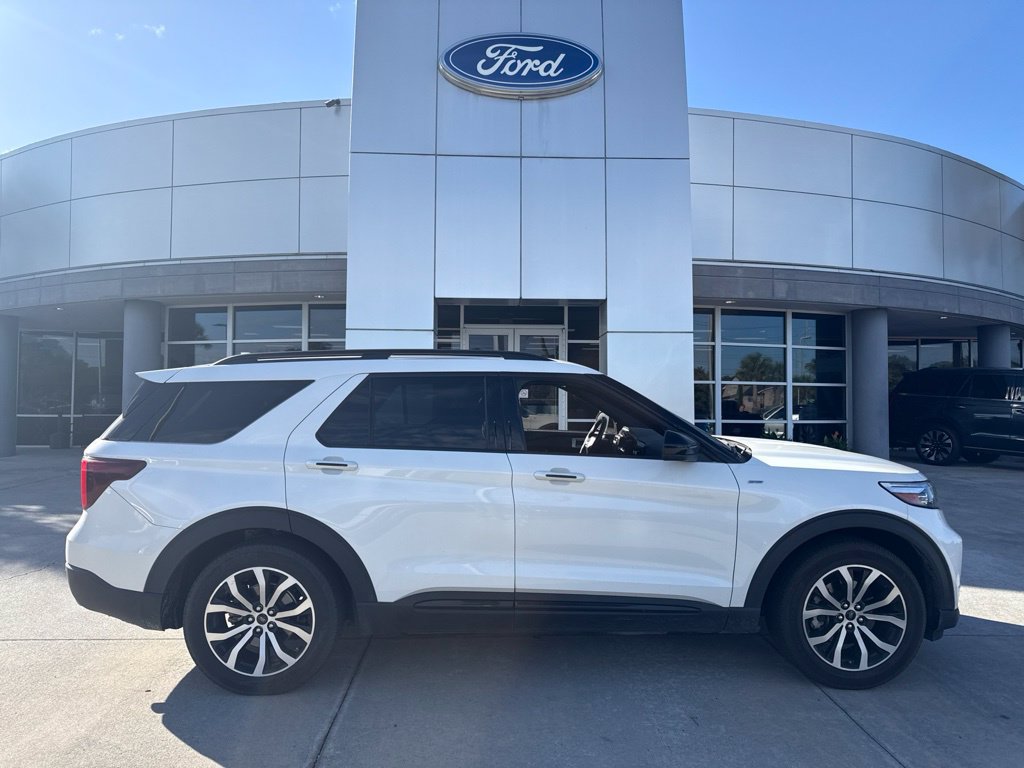 Used 2024 Ford Explorer ST-Line w/ Class IV Trailer Tow Package RWD image 2