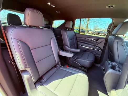 Used 2025 Chevrolet Traverse LT image 29