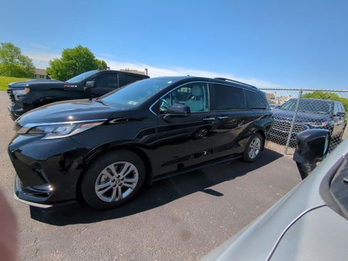 Used 2023 Toyota Sienna XSE w/ XSE Plus Package AWD/4WD image 4