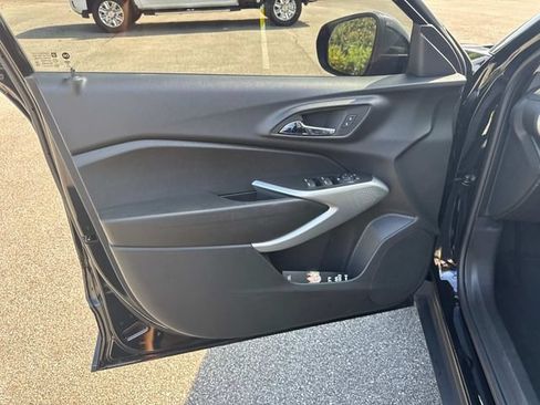 Used 2025 Chevrolet Trax LS w/ LS Convenience Package FWD image 19