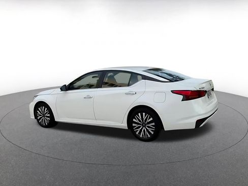 Used 2025 Nissan Altima 2.5 SV FWD image 10